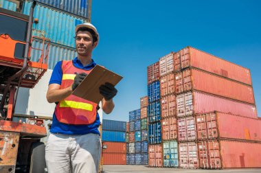 Foreman konteyner kargo limanında çalışıyor. Ticari Lojistik İthalat İhracat Nakliye Konsepti.