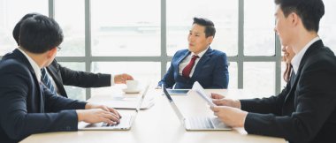 Asyalı iş adamları istatistikleri analiz ediyor. İş Adamları Ekibi Konferans Kurumsal Kavram Toplantısı Ofiste.