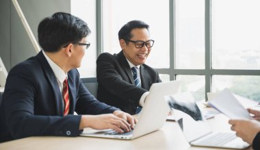 Asyalı iş adamları istatistikleri analiz ediyor. İş Adamları Ekibi Konferans Kurumsal Kavram Toplantısı Ofiste.