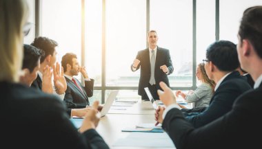 İş Adamları Toplantısı Konferansı Kurumsal Konsepti ofiste. Seminer Konseptinde çok ırklı Çok Irklı İşadamları Ekibi.