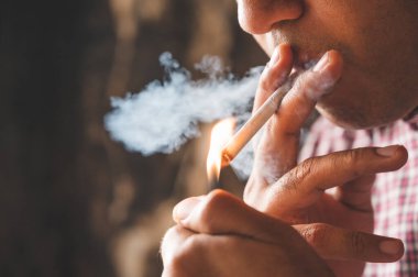 Sigara içen delikanlıyı kapat..