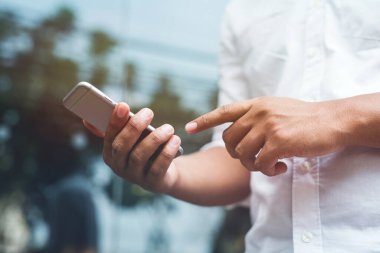 Akıllı telefon kullanarak eli kapat