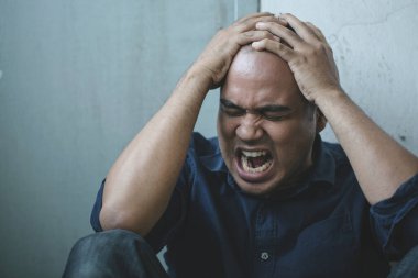 Bunalımlı adam, kafa kafaya oturuyor. Dramatik bir kavram.