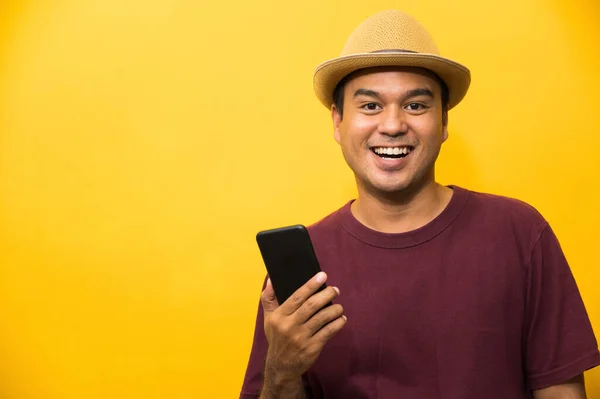 Ázsiai Férfi Boldog Okostelefonjával Sárga Háttérrel Fiatal Férfi Keres Okostelefon — Stock Fotó
