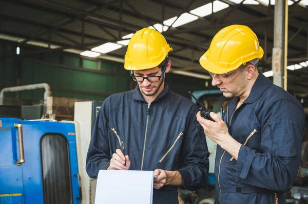 Lavoratori Industriali Stanno Lavorando Progetti Grandi Impianti Industriali Con Molti — Foto Stock