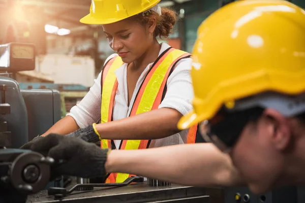 Het Team Van Industriearbeiders Werkt Aan Verschillende Projecten Een Grote — Stockfoto