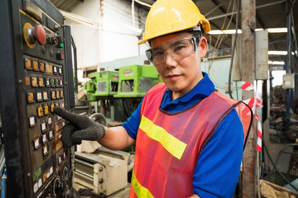 亚洲产业工人正在拥有许多设备的大型工业厂房中工作 — 图库照片