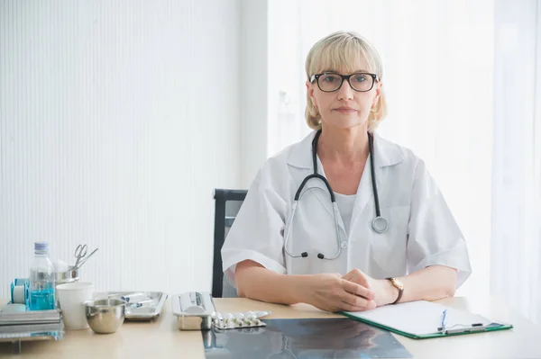 Portrait Elderly Doctor Woman Sitting Desk Hospital — Stock Photo, Image