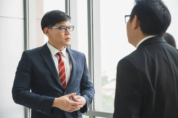 Équipe Gens Affaires Asiatiques Analysant Les Statistiques Financières Équipe Hommes — Photo