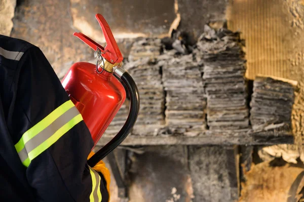 Cerca Bombero Bombero Sosteniendo Extintor — Foto de Stock