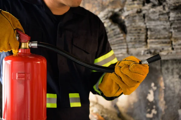 Cerca Mano Bombero Usando Extinguidor Incendios Luchando — Foto de Stock