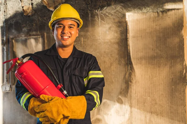 Joven Bombero Asiático Los Bomberos Utilizan Extinción Incendios Que Están —  Fotos de Stock