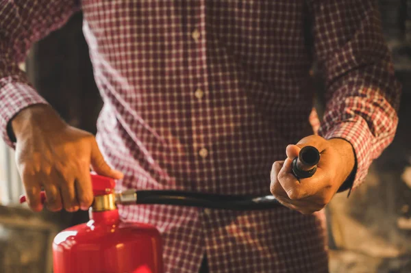 İtfaiyeci, yangın söndürücüyü kullanarak yaklaş..