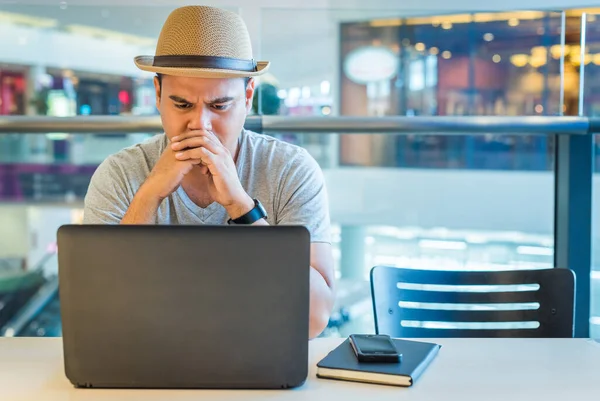 Ung Asiatisk Man Med Hatt Använder Laptop För Sitt Arbete — Stockfoto