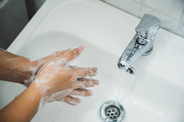 Закройте Мужские Руки Моющие Руки Мылом Предотвращения Коронных Вирусов — стоковое фото