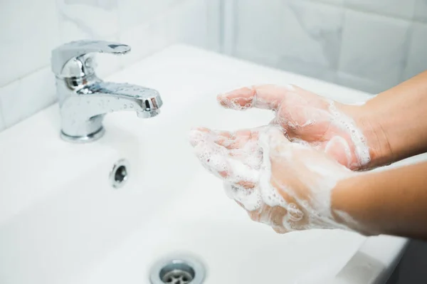 Cerrar Manos Masculinas Lavándose Las Manos Con Jabón Para Prevención — Foto de Stock