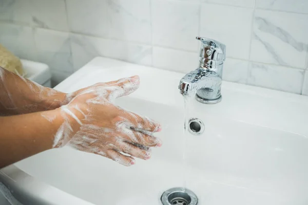 Закройте Мужские Руки Моющие Руки Мылом Предотвращения Коронных Вирусов — стоковое фото