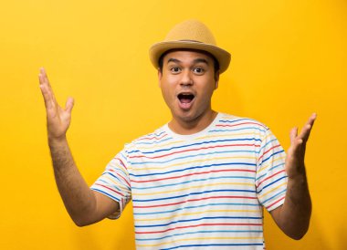 Stüdyonun sarı arka planında elleri havada Asyalı genç adamlar ünlü..