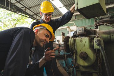 Endüstriyel işçiler büyük sanayi tesislerinde pek çok cihazlı projeler üzerinde çalışıyorlar..