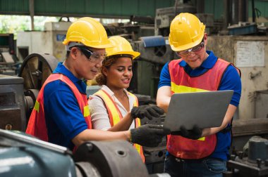 Endüstriyel işçiler, büyük bir endüstriyel fabrikada çeşitli projeler üzerinde çalışıyor..