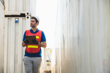 Foreman konteyner kargo limanında çalışıyor. Ticari Lojistik İthalat İhracat Nakliye Konsepti.