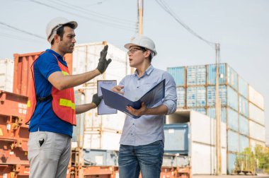 Ustabaşı ve liman işçilerinin konteyner kargo limanında sorunları var. Ticari Lojistik İthalat İhracat Nakliye Konsepti.