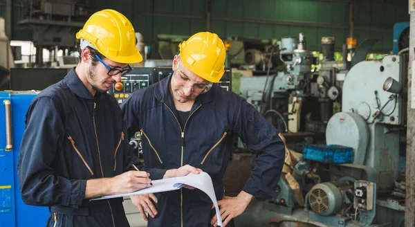 Lavoratori Industriali Stanno Lavorando Progetti Grandi Impianti Industriali Con Molti — Foto Stock