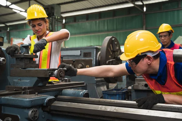 Het Team Van Industriearbeiders Werkt Aan Verschillende Projecten Een Grote — Stockfoto