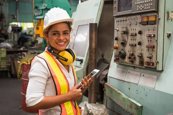 一家拥有许多设备的大型工业工厂的女工工作和检查机器 — 图库照片