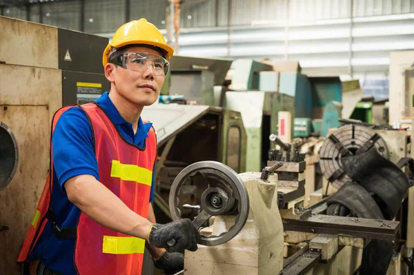 Aziatische Industriële Werknemers Werken Aan Projecten Grote Industriële Installaties Met — Stockfoto