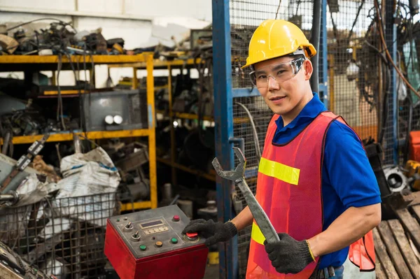 Aziatische Industriële Werknemers Werken Aan Projecten Grote Industriële Installaties Met — Stockfoto