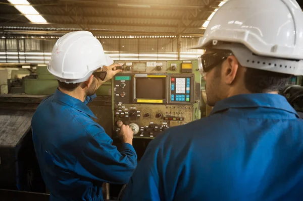 Lavoratori Industriali Stanno Lavorando Progetti Grandi Impianti Industriali Con Molti — Foto Stock