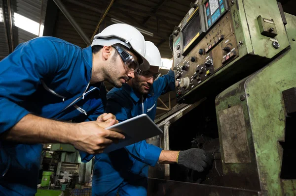 Lavoratori Industriali Stanno Lavorando Progetti Grandi Impianti Industriali Con Molti — Foto Stock