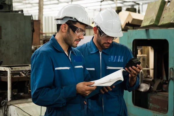 Lavoratori Industriali Stanno Lavorando Progetti Grandi Impianti Industriali Con Molti — Foto Stock