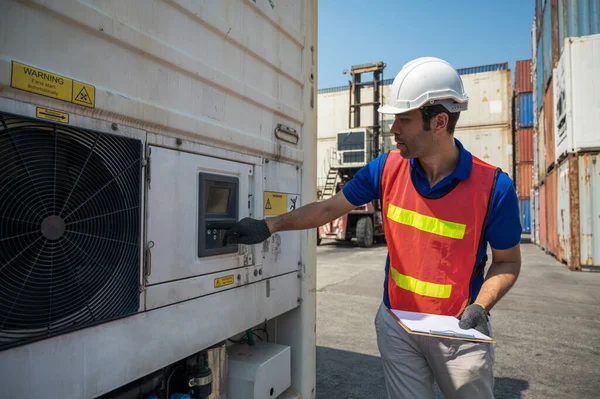 コンテナ貨物港でクリップボード作業を保持するフォアマン ビジネス物流輸出入輸送コンセプト — ストック写真