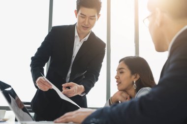 Asyalı iş adamları istatistikleri analiz ediyor. İş Adamları Ekibi Konferans Kurumsal Kavram Toplantısı Ofiste.