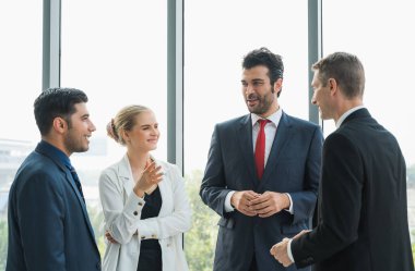 İş Ekibi Toplantı Konferansı Kurumsal Konsepti. Kıdemli konuşmacı ofiste insanlarla görüşecek..