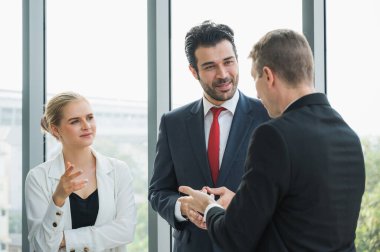 İş Ekibi Toplantı Konferansı Kurumsal Konsepti. Kıdemli konuşmacı ofiste insanlarla görüşecek..