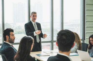 İş Adamları Toplantısı Konferansı Kurumsal Konsepti ofiste. Seminer Konseptinde çok ırklı Çok Irklı İşadamları Ekibi.