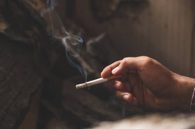 Erkek eli sigara tutarken yakın durun..