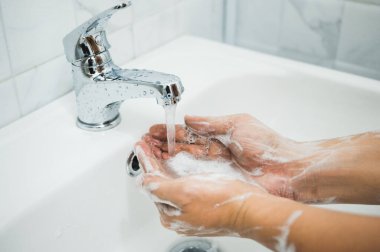 Erkek ellerini sabunla yıka. Corona virüsünü önlemek için.