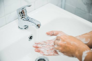 Erkek ellerini sabunla yıka. Corona virüsünü önlemek için.