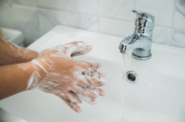 Erkek ellerini sabunla yıka. Corona virüsünü önlemek için.
