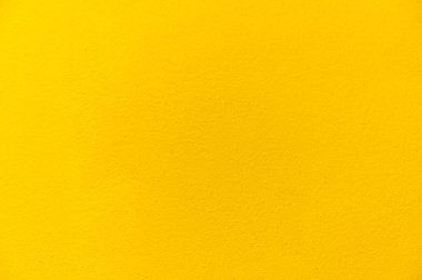 Bulanık sarı sıva duvar arkaplanı. Sarı boyanmış beton duvar dokusu.