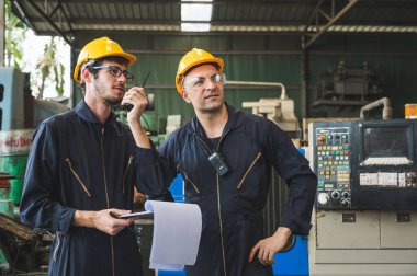 Endüstriyel işçiler büyük sanayi tesislerinde pek çok cihazlı projeler üzerinde çalışıyorlar..