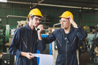 Endüstriyel işçiler büyük sanayi tesislerinde pek çok cihazlı projeler üzerinde çalışıyorlar..