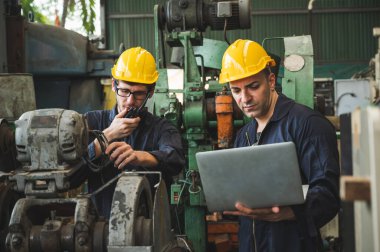 Endüstriyel işçiler büyük sanayi tesislerinde pek çok cihazlı projeler üzerinde çalışıyorlar..