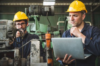 Endüstriyel işçiler büyük sanayi tesislerinde pek çok cihazlı projeler üzerinde çalışıyorlar..