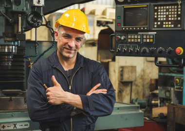Endüstriyel işçiler büyük sanayi tesislerinde pek çok cihazlı projeler üzerinde çalışıyorlar..