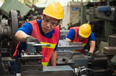Endüstriyel işçiler, büyük bir endüstriyel fabrikada çeşitli projeler üzerinde çalışıyor..